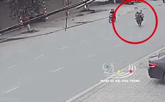 Xe máy bốc đầu lao như thiêu thân, 2 'quái xế' gây hoạ cho người đi đường