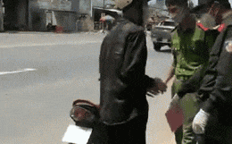 'Quái xế' nẹt pô khắp phố nhận hình phạt thích đáng, ai thấy cũng hả hê