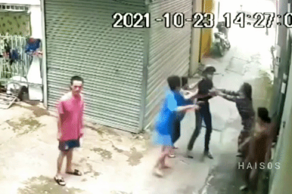 Đang thám thính để chôm xe, 'xế tặc' liền bị hội chị em vây đánh