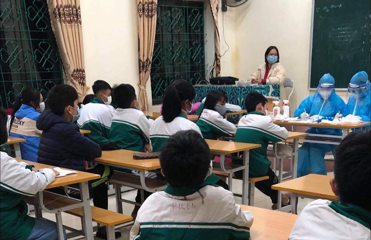 Thầy trò trường THCS Chu Hoá, TP Việt Trì đến trường để được test nhanh trong đêm 16/10. Ảnh: Báo Phú Thọ