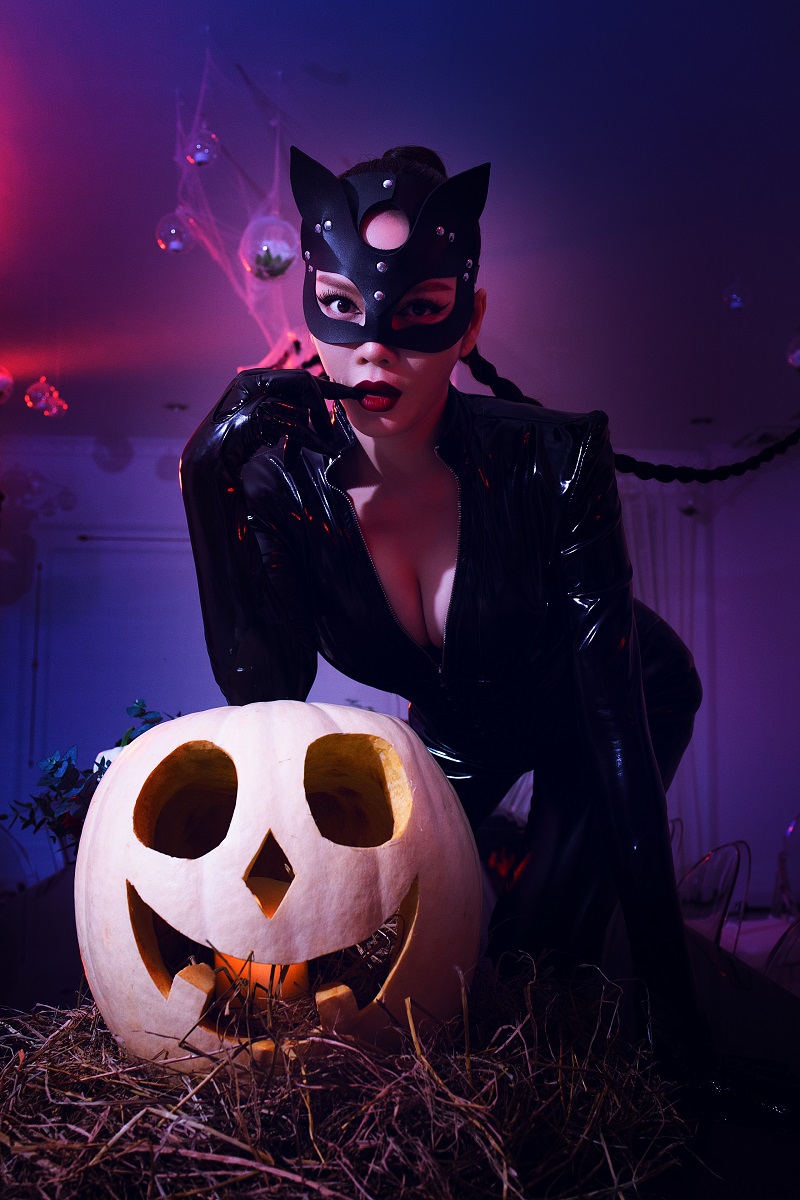 Lý Nhã Kỳ hóa miêu nữ Catwoman đầy gợi cảm trong đêm Halloween 4