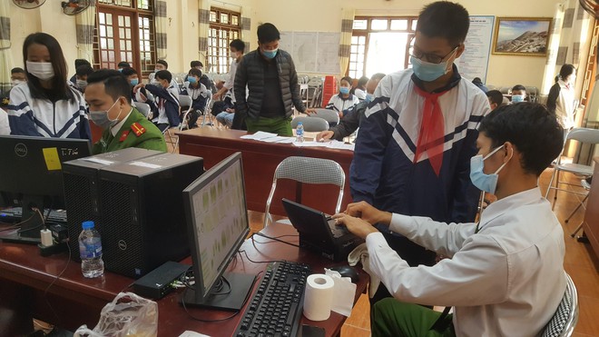 Điểm tiêm chủng ở trường THCS xã Tự Nhiên, huyện Thường Tín cũng trở thành điểm thu nhận hồ sơ cấp CCCD cho người từ đủ 14 tuổi