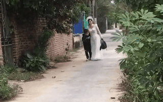 Thấy mẹ trong diện mạo đặc biệt, bé trai nói một câu khiến ai nấy nghẹn ngào