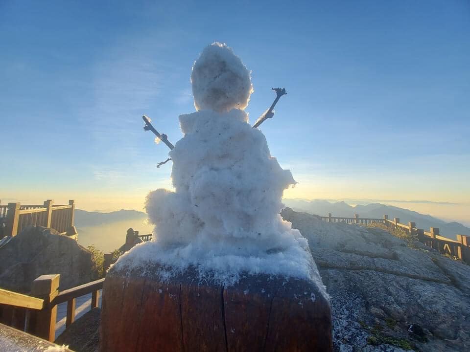 Băng tuyết đầu mùa xuất hiện trên đỉnh Fansipan: Sự thật gây thất vọng 3