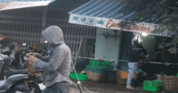 Mất vợ con trong đại dịch, người đàn ông mắc võng vào lưng quần, kéo lê trên đường