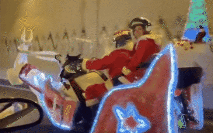 'Ông già Noel thời 4.0' lướt đi như bay trên đường khiến dân tình cảm thán: 'Khét đấy'