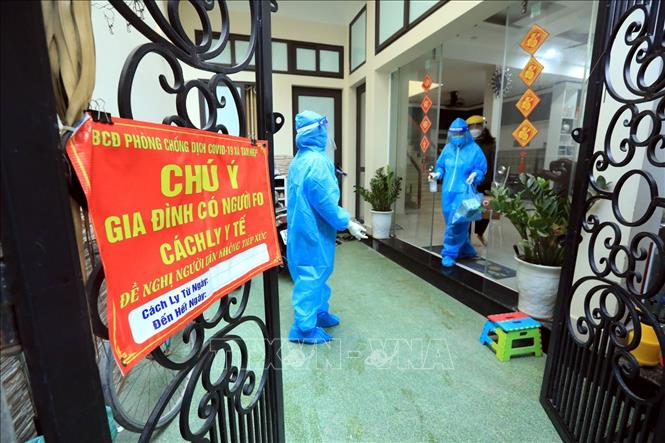 Gia đình có trẻ em, nên chuẩn bị thuốc dạng bột để pha nước cho trẻ uống hoặc viên nang đặt hậu môn để dễ dàng hơn cho trẻ tiếp nhận thuốc đó. Thuốc này không cần bác sĩ chỉ định, nếu sốt trên 38 độ C là có thể chủ động dùng thuốc. Ảnh: TTXVN Gia đình có trẻ em, nên chuẩn bị thuốc dạng bột để pha nước cho trẻ uống hoặc viên nang đặt hậu môn để dễ dàng hơn cho trẻ tiếp nhận thuốc đó. Thuốc này không cần bác sĩ chỉ định, nếu sốt trên 38 độ C là có thể chủ động dùng thuốc. Ảnh: TTXVN