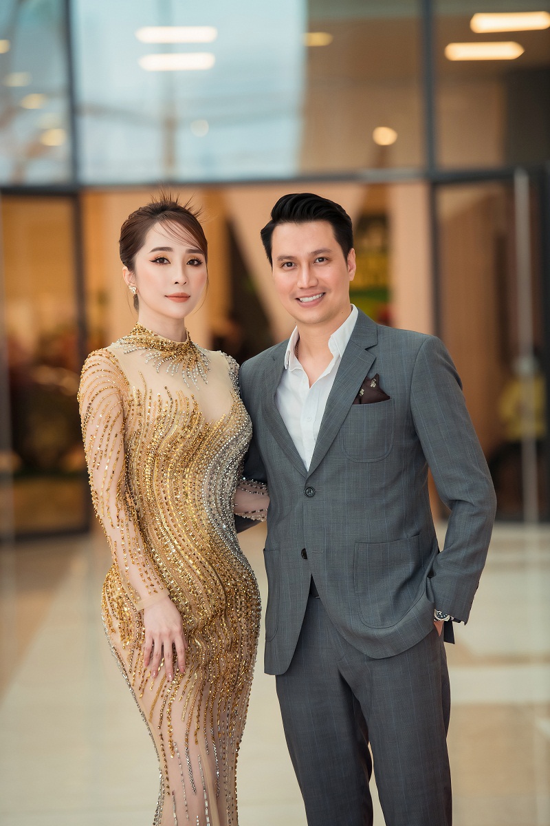 Quỳnh Nga quyến rũ tựa nàng tiên cá, sánh đôi bên diễn viên Việt Anh dự sự kiện