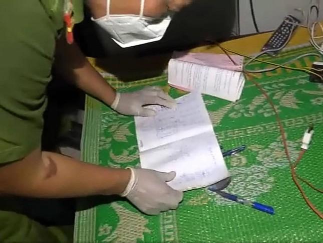 Công an huyện Đức Hòa khẳng định không hề có cuốn 'sổ tay tình ái' như cộng đồng mạng đồn thổi. Công an huyện Đức Hòa khẳng định không hề có cuốn 'sổ tay tình ái' như cộng đồng mạng đồn thổi.