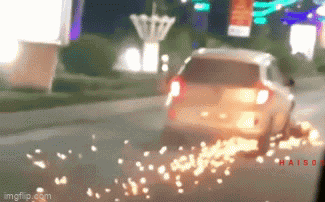 Ô tô 'điên' gây tai nạn, kéo lê xe máy tóe lửa trên đường 