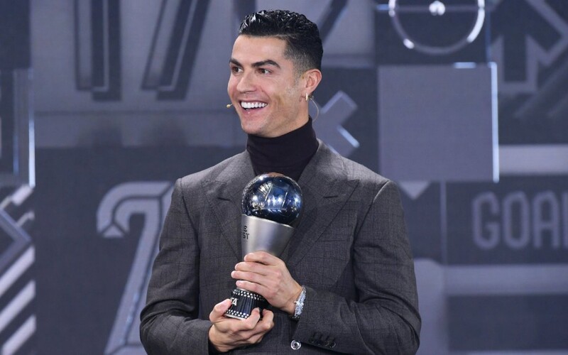 Cristiano Ronaldo bất ngờ xuất hiện với giải thưởng mang tên 'Special Award'. Cristiano Ronaldo bất ngờ xuất hiện với giải thưởng mang tên 'Special Award'.