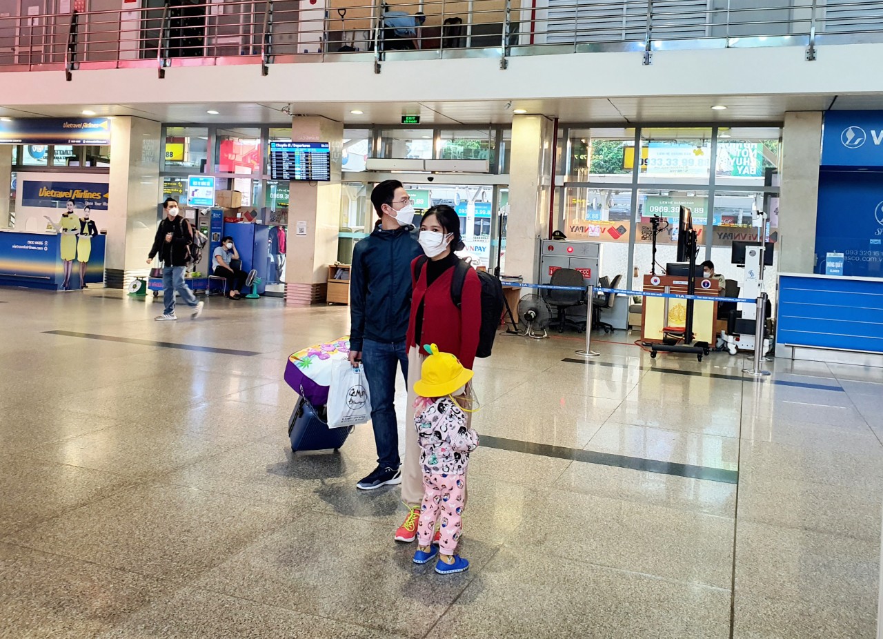 Hành khách người lớn hoặc trẻ em từ 2 tuổi đến dưới 12 tuổi chưa tiêm đầy đủ mũi vắc xin... khi làm thủ tục trước chuyến bay cần xuất trình kết quả xét nghiệm Covid-19 âm tính trong vòng 72 giờ. Ảnh: NLĐ