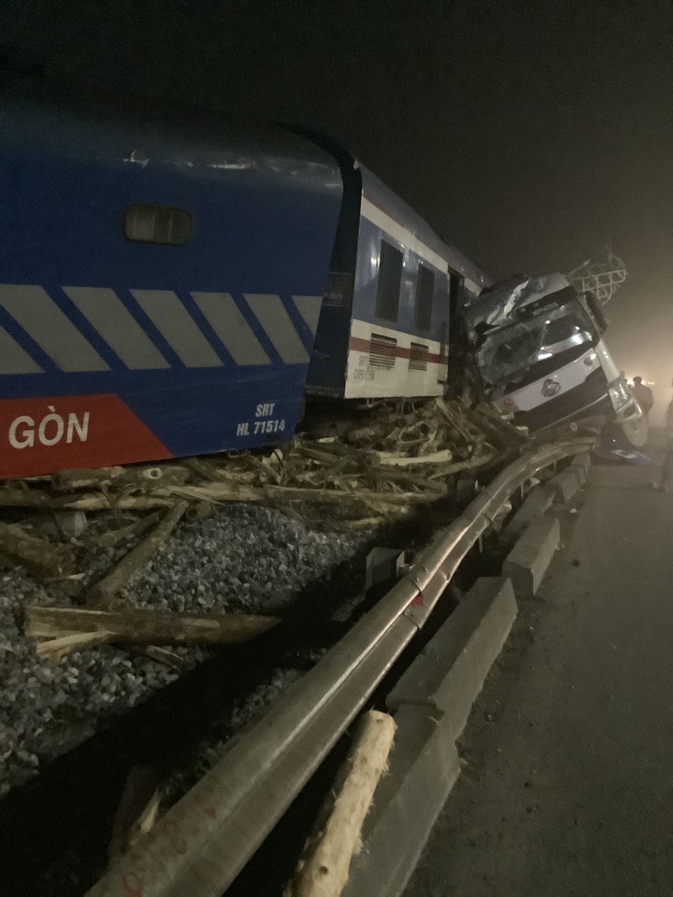 Hiện Tổng công ty Đường sắt Việt Nam đã dùng ôtô chở những hành khách trên tàu về Hà Nội.