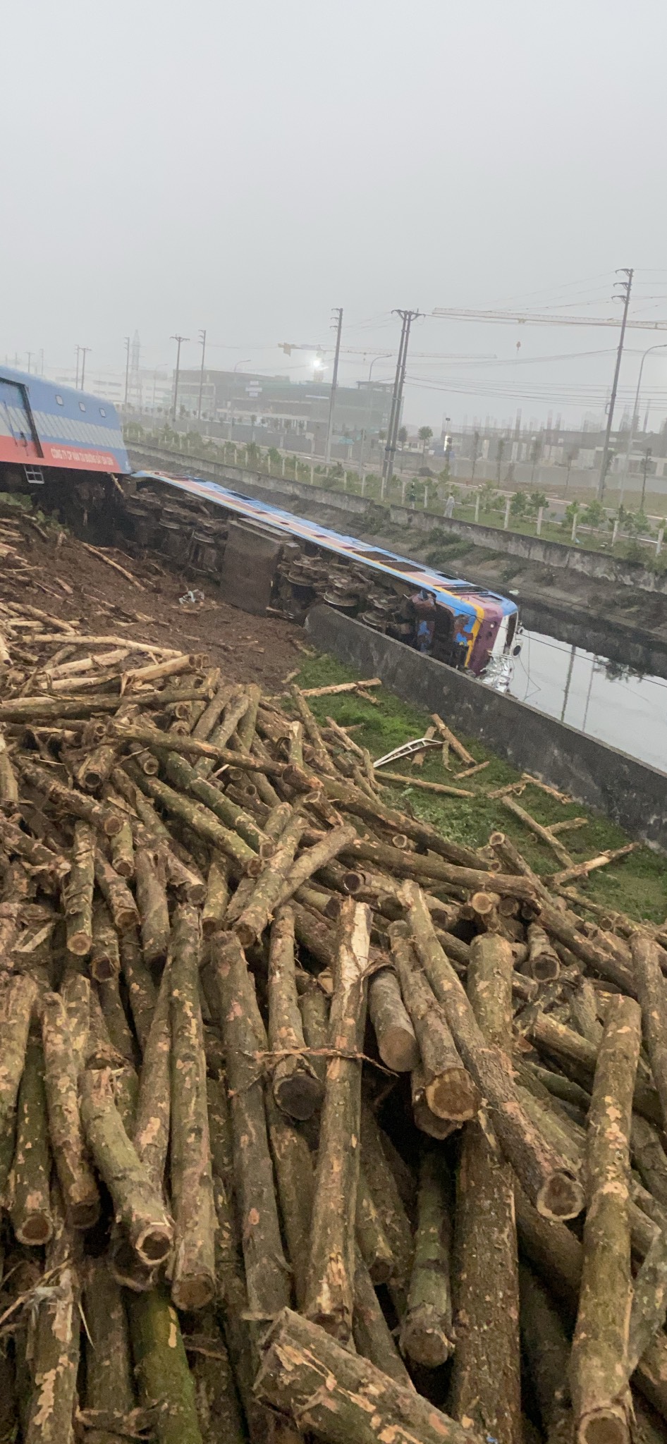 Hậu quả vụ tai nạn trên làm nhiều đoàn tàu phải dừng chờ. Tại ga Hà Nội phải hủy chạy tàu SE7 xuất phát vào 6h sáng ngày 27/1. Ảnh: CTV
