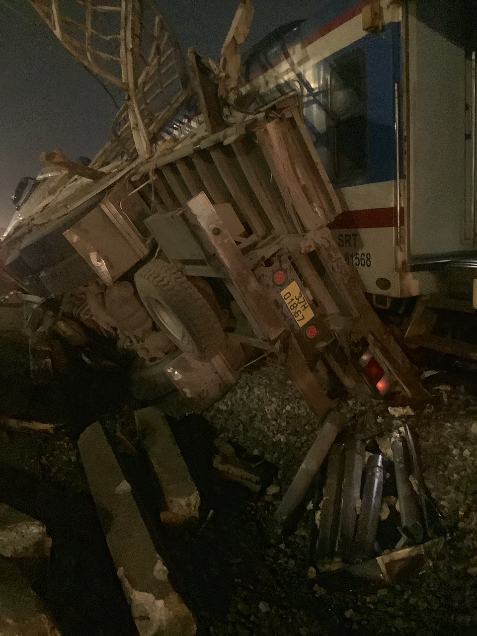 Ô tô tải chở gỗ tông tàu khách Bắc-Nam lật đầu máy, văng toa khỏi đường ray - Ảnh 2