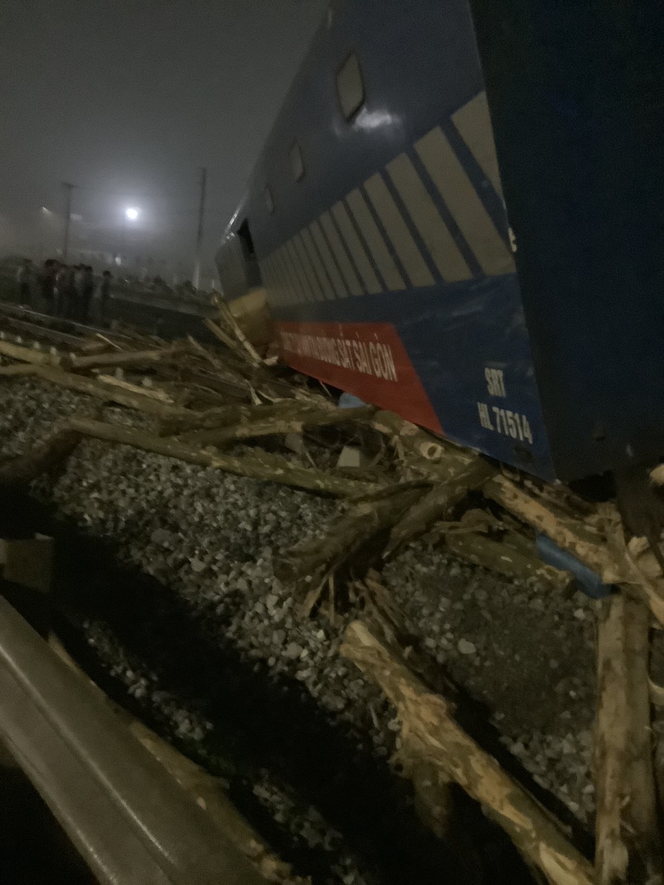 Ô tô tải chở gỗ tông tàu khách Bắc-Nam lật đầu máy, văng toa khỏi đường ray - Ảnh 1