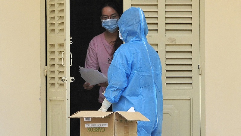 Nếu xét nghiệm PCR dương tính hoặc test nhanh còn dương tính thì tiếp tục cách ly đủ 10 ngày. Ảnh minh hoạ