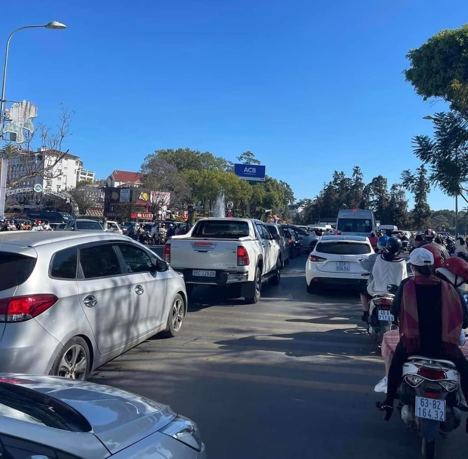 Du lịch Đà Lạt quá tải nghiêm trọng, chủ nhà nghỉ kêu cứu: 'Đừng lên nữa, hết sức chứa rồi!' - Ảnh 1 Du lịch Đà Lạt quá tải nghiêm trọng, chủ nhà nghỉ kêu cứu: 'Đừng lên nữa, hết sức chứa rồi!' - Ảnh 1