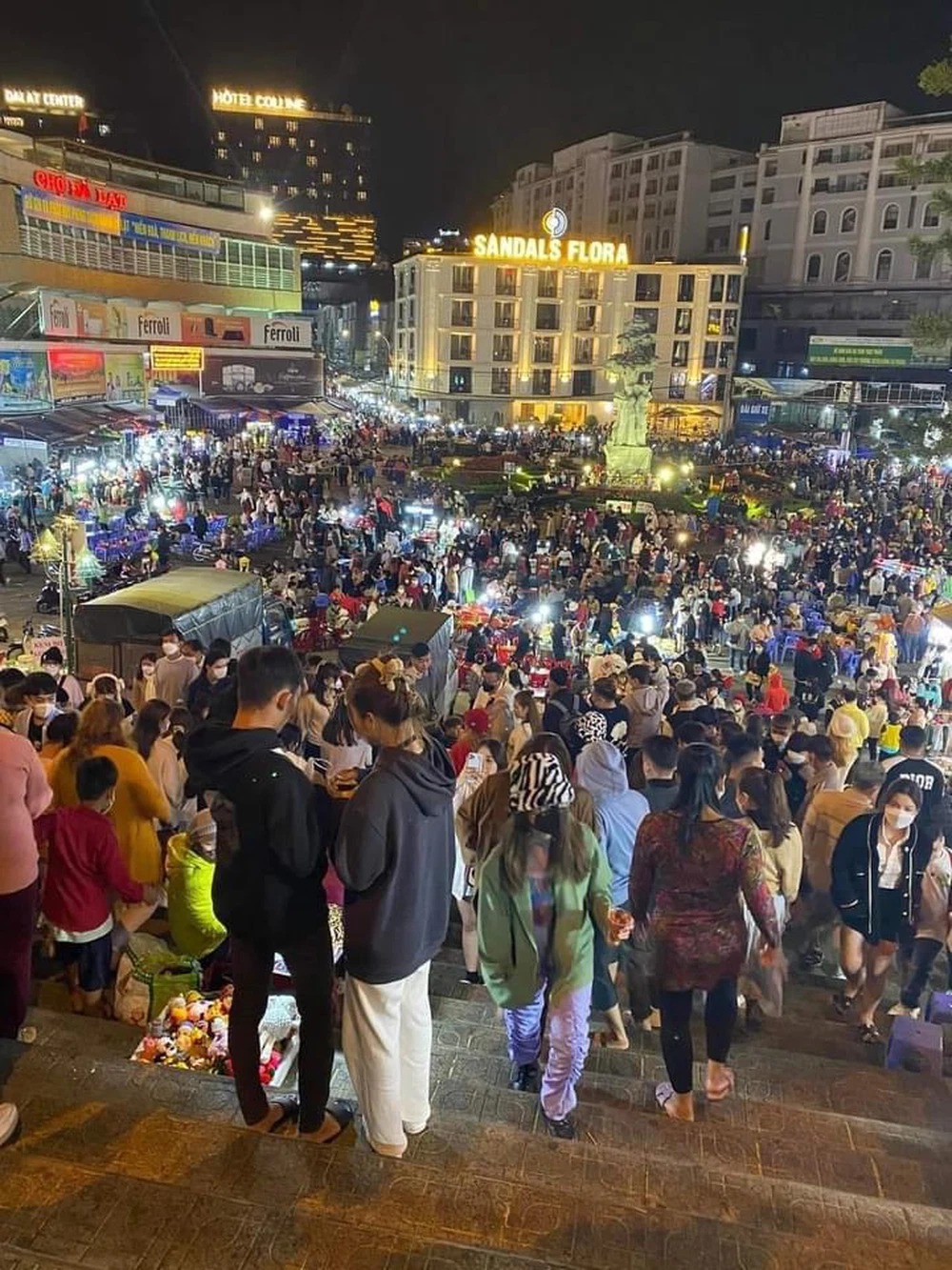 Dòng người từ khắp nơi vẫn nườm nượp đổ về Đà Lạt chơi xuân. Ảnh: FB