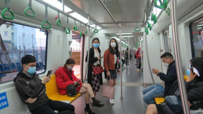 Thời tiết giá lạnh trong dịp Tết Nhâm Dần khiến tàu điện càng được ưa chuộng. Ảnh: FB