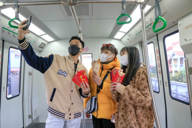 Không chỉ người dân Thủ đô mà ngày 4/2 tàu điện Cát Linh- Hà Đông còn đón đông đảo người dân từ các địa phương lân cận, thậm chí ở TP.HCM đi trải nghiệm. Ảnh: FB