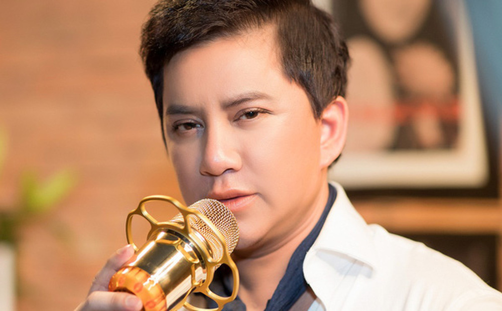 Sau khi trở lại sân bay nhận đồ bị lạc thì nam ca sĩ bất ngờ lên cơn đột quỵ và không qua khỏi.