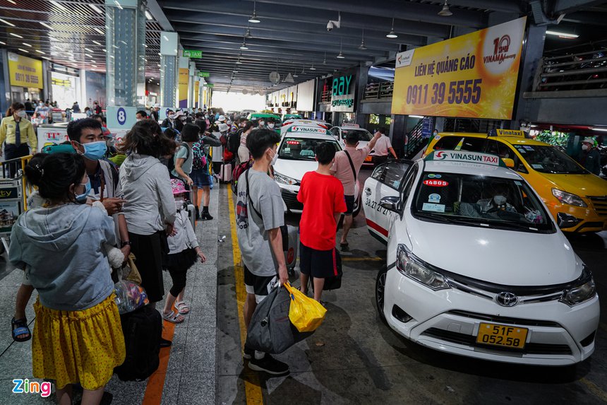 Vào giờ cao điểm, hành khách có thể phải chờ đợi hàng giờ, thậm chí phải đi bộ ra các địa điểm lân cận sân bay mới có thể đặt được taxi với giá cước tăng gấp đôi. Ảnh: Zingnews.vn