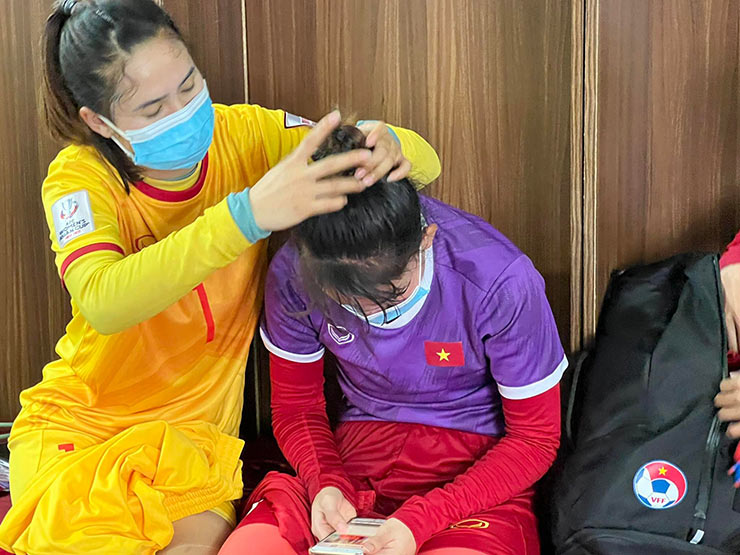 Khi chưa kịp vào phòng thay đồ ăn mừng chiến tích World Cup cùng đồng đội thì trung vệ Chương Thị Kiều đã phải nhận tin buồn từ gia đình thông báo ông ngoại qua đời.