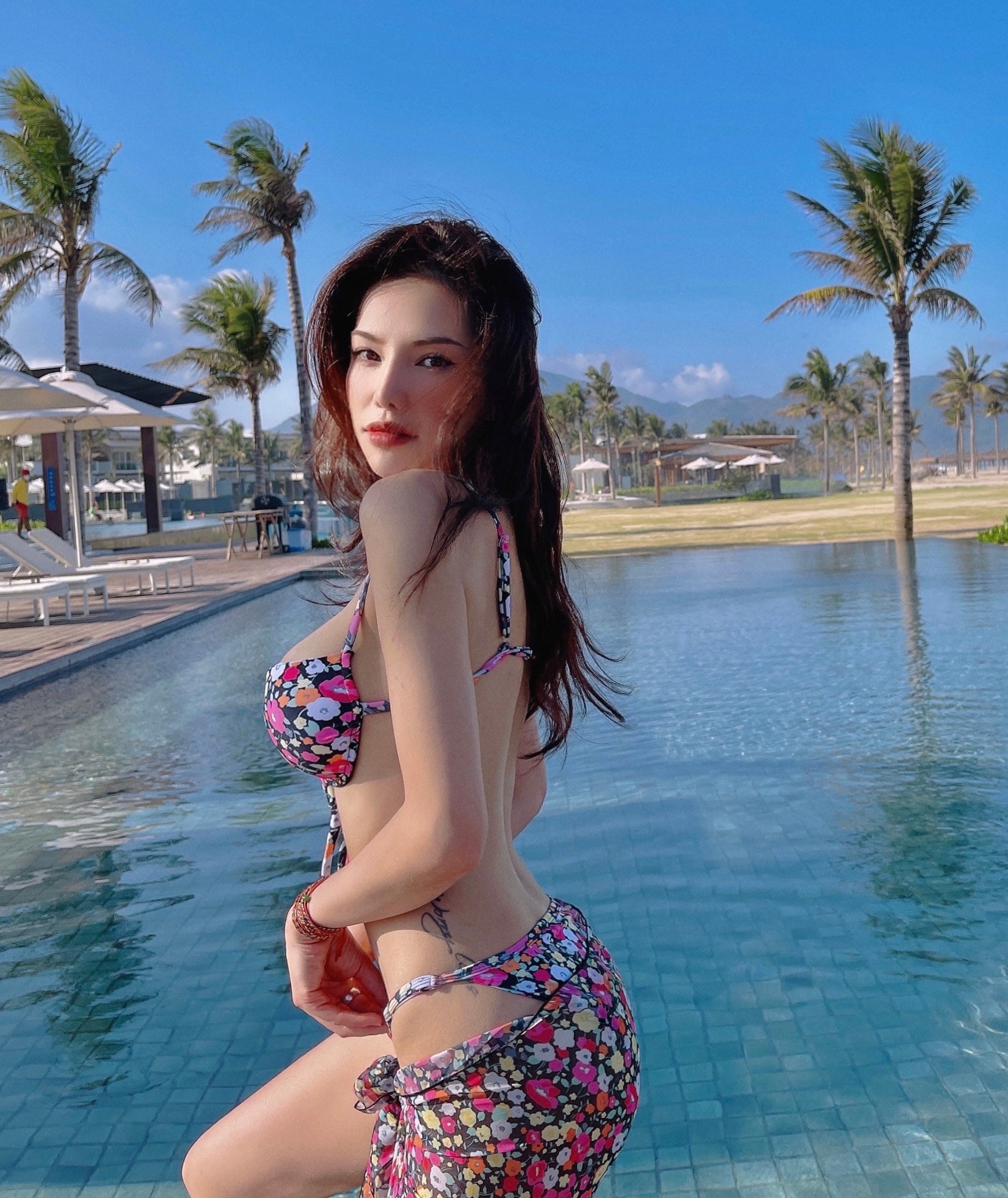 Lưu Đê Ly khoe ảnh bikini 'hết nước chấm'.