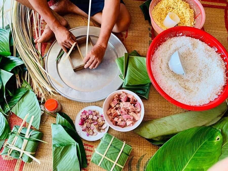Chỉ trích bánh chưng là 'văn xuôi thô thiển, háu ăn', nữ nhà văn khiến dân mạng phẫn nộ. Chỉ trích bánh chưng là 'văn xuôi thô thiển, háu ăn', nữ nhà văn khiến dân mạng phẫn nộ.