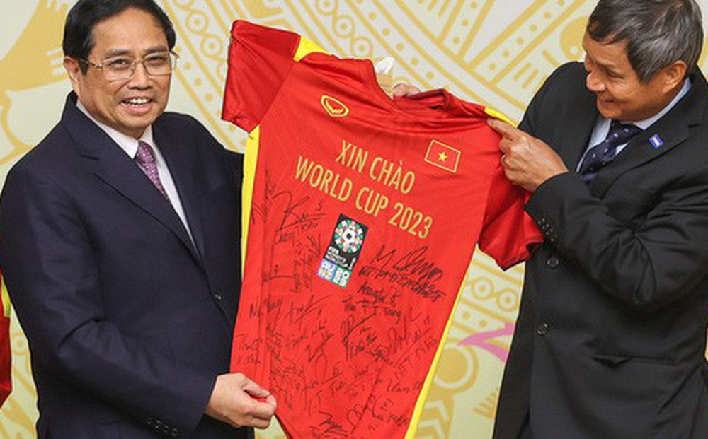 HLV Mai Đức Chung trao tặng Thủ tướng áo đấu có chữ ký của các thành viên ĐT bóng đá nữ. Ảnh: VGP