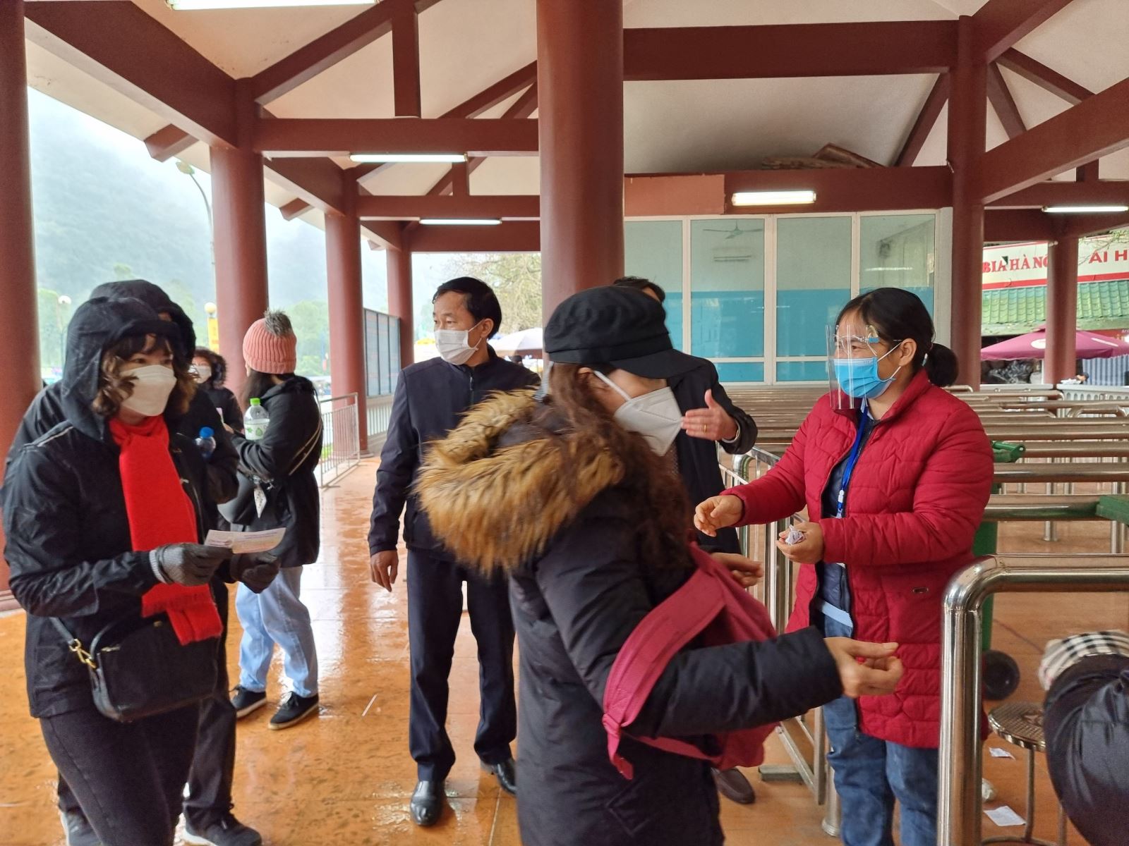 Các cổng, bến trạm đều có lực lượng y tế, tuyến trong từ chùa Thiên Trù lên động Hương Tích có 3 chốt y tế, khu vực cổng vào Hương Sơn cũng có 3 chốt y tế. Ảnh: Ban quản lý di tích thắng cảnh Hương Sơn