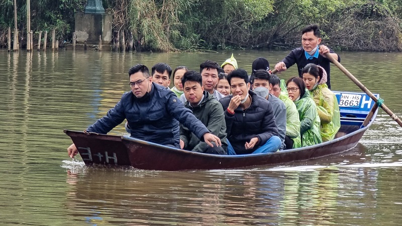Người lái đo và những du khách chủ quan về công tác phòng dịch trên dòng suối Yến. Ảnh: Báo Tin tức Người lái đo và những du khách chủ quan về công tác phòng dịch trên dòng suối Yến. Ảnh: Báo Tin tức