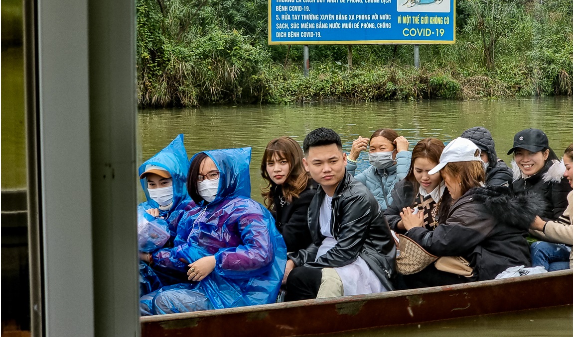 Du khách bỏ khẩu trang tham quan chùa Hương ngày 11/2. Ảnh: BTT