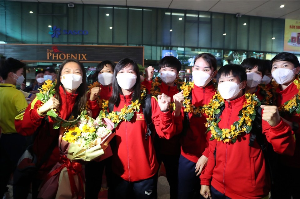 9 cầu thủ và 2 thành viên trong Ban huấn luyện đội tuyển nữ Việt Nam của đội nữ TPHCM đã về đến sân bay Tân Sơn Nhất chiều nay. Ảnh: LĐ