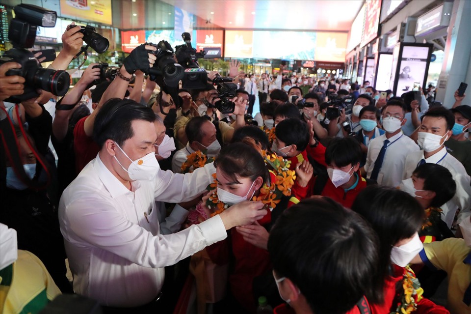 Sự trở về của các thành viên ĐT nữ Việt Nam nhận được sự quan tâm rất lớn từ truyền thông và người hâm mộ tại TP mang tên Bác. Ảnh: LĐ