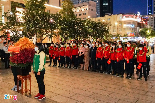 Toàn đoàn dâng hoa, báo công lên Bác tại khu vực Công viên Tượng đài Chủ tịch Hồ Chí Minh. Ảnh: Zingnews.vn Toàn đoàn dâng hoa, báo công lên Bác tại khu vực Công viên Tượng đài Chủ tịch Hồ Chí Minh. Ảnh: Zingnews.vn