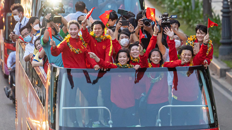 Đoàn xe buýt 2 tầng đưa các cầu thủ nữ vừa ra khỏi sân bay, vòng qua cầu vượt lăng Cha Cả, hướng vào đường Nguyễn Văn Trỗi, tiến về trung tâm Thành phố. Ảnh: TP Đoàn xe buýt 2 tầng đưa các cầu thủ nữ vừa ra khỏi sân bay, vòng qua cầu vượt lăng Cha Cả, hướng vào đường Nguyễn Văn Trỗi, tiến về trung tâm Thành phố. Ảnh: TP