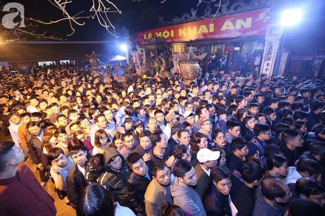 Trước khi có dịch, lễ hội này luôn thu hút hàng trăm nghìn du khách thập phương về dự mỗi đêm 14 tháng Giêng âm lịch. Ảnh: Afamily