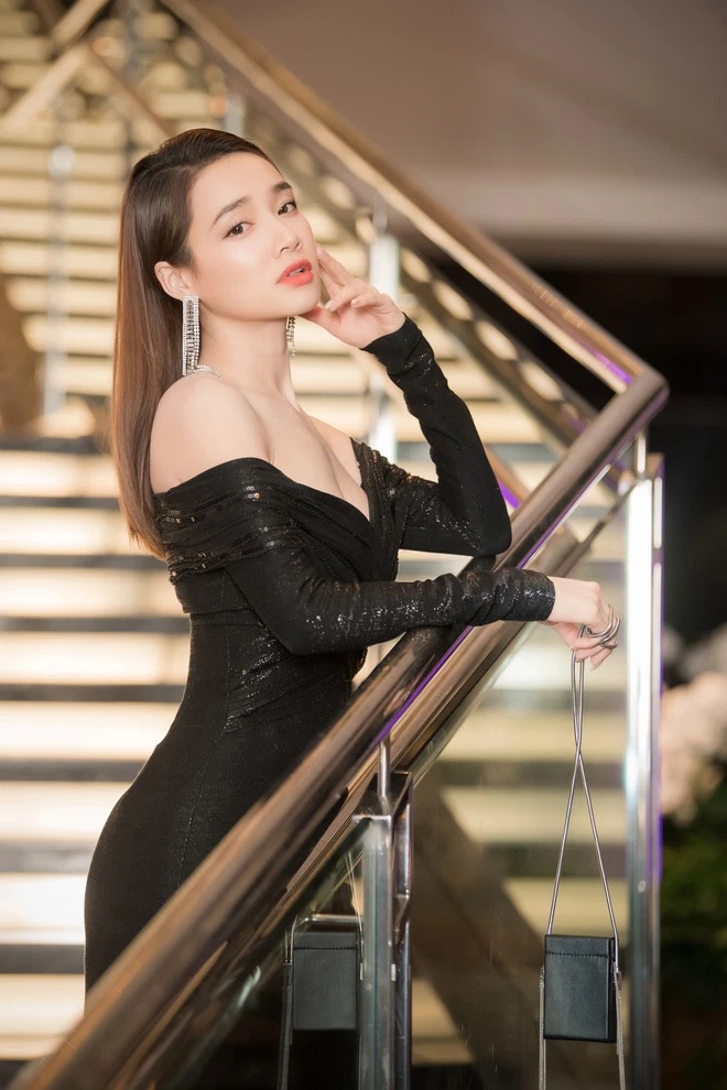 Nhiều người cũng đặt ra nghi vấn nâng cấp vòng 1 của Nhã Phương. Nhiều người cũng đặt ra nghi vấn nâng cấp vòng 1 của Nhã Phương.