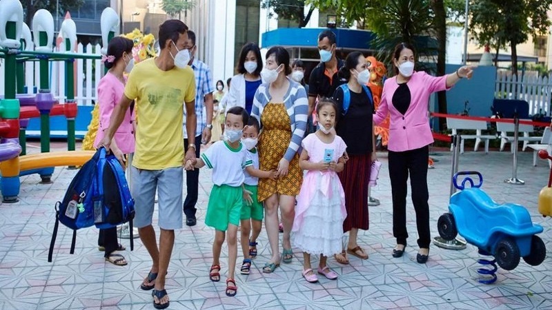 Học sinh trường mầm non 19/5 trong ngày đầu đến trường sau hơn 9 tháng ở nhà tránh dịch. Ảnh: PLO Học sinh trường mầm non 19/5 trong ngày đầu đến trường sau hơn 9 tháng ở nhà tránh dịch. Ảnh: PLO