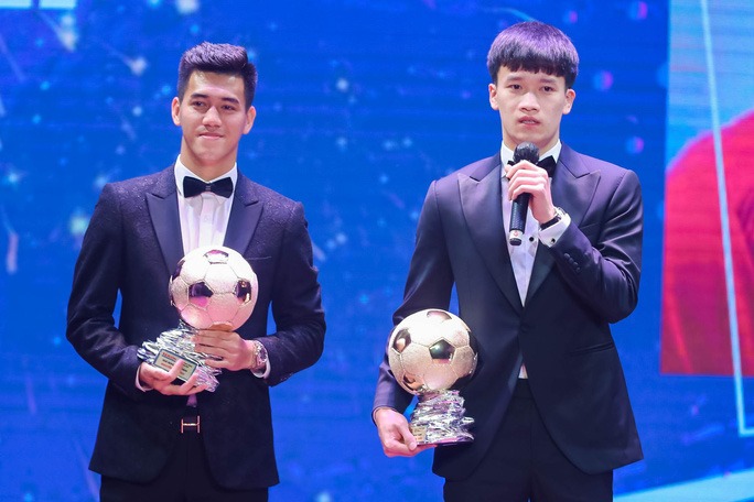 Với những đóng góp cho đội tuyển nam Việt Nam trong năm 2021, tiền vệ Nguyễn Hoàng Đức đã vượt mặt Quang Hải, Tiến Linh để lần đầu tiên được trao danh hiệu Quả bóng vàng Việt Nam 2021. Ảnh: NLĐ Với những đóng góp cho đội tuyển nam Việt Nam trong năm 2021, tiền vệ Nguyễn Hoàng Đức đã vượt mặt Quang Hải, Tiến Linh để lần đầu tiên được trao danh hiệu Quả bóng vàng Việt Nam 2021. Ảnh: NLĐ