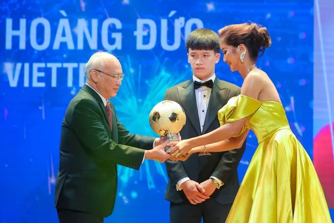 Trưởng Ban Tuyên giáo Thành ủy TP HCM nhận biểu trưng Quả bóng vàng từ hoa hậu H’Hen Niê trao cho tiền vệ Nguyễn Hoàng Đức. Ảnh: NLĐ Trưởng Ban Tuyên giáo Thành ủy TP HCM nhận biểu trưng Quả bóng vàng từ hoa hậu H’Hen Niê trao cho tiền vệ Nguyễn Hoàng Đức. Ảnh: NLĐ