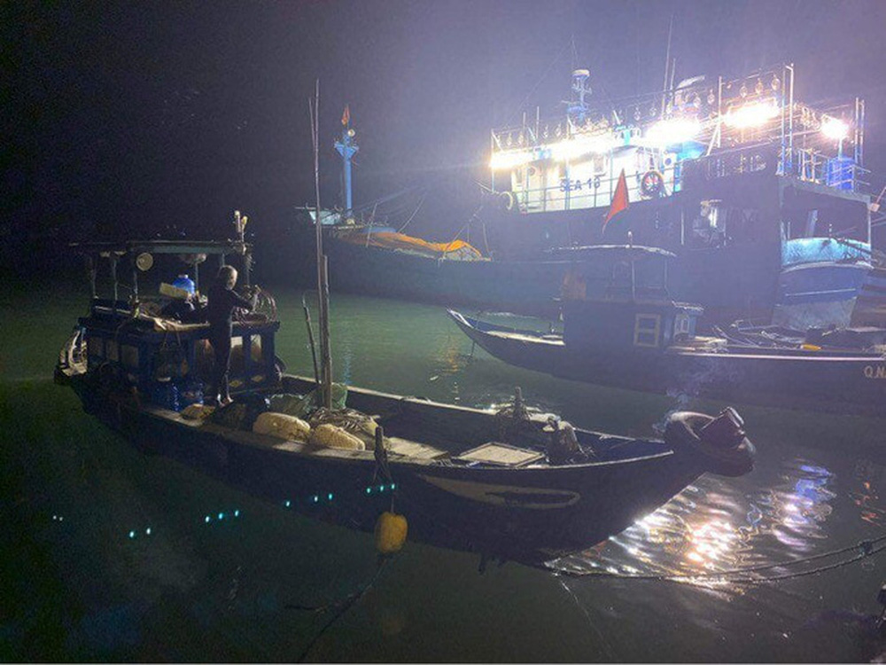 Địa phương huy động lực lượng ghe, thuyền, nhân dân tìm kiếm nạn nhân ngay trong đêm. Ảnh: FB