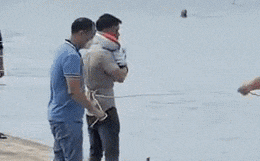 Vụ cha ném con gái 5 tuổi xuống sông: Người dân phẫn nộ khi xem nghi can thực nghiệm hiện trường