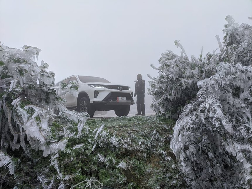 Sáng 21/2, băng giá tiếp tục xuất hiện trên đỉnh Mẫu Sơn (Lạng Sơn). Ảnh: FB