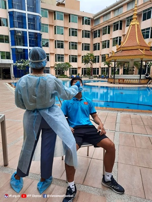 Trong buổi xét nghiệm sáng nay, U23 Việt Nam có thêm 7 cầu thủ mắc và dương tính với Covid-19. U23 Việt Nam chỉ còn lại 10 người đủ điều kiện thi đấu trận bán kết với U23 Đông Timor vào lúc 19h30 ngày 24/2. Ảnh: VFF Trong buổi xét nghiệm sáng nay, U23 Việt Nam có thêm 7 cầu thủ mắc và dương tính với Covid-19. U23 Việt Nam chỉ còn lại 10 người đủ điều kiện thi đấu trận bán kết với U23 Đông Timor vào lúc 19h30 ngày 24/2. Ảnh: VFF
