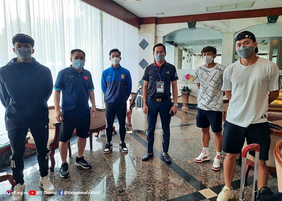 Đinh Quý, Huỳnh Tiến Đạt, Nguyễn Thành Nhân và Trần Bảo Toàn có mặt tại Phnom Penh trước trận đấu với Thái Lan. Đinh Quý, Huỳnh Tiến Đạt, Nguyễn Thành Nhân và Trần Bảo Toàn có mặt tại Phnom Penh trước trận đấu với Thái Lan.