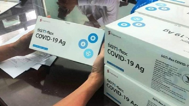 Dù giá tăng là vậy nhưng người dân phải xếp hàng khi đến mua kit test nhanh. Ảnh minh hoạ