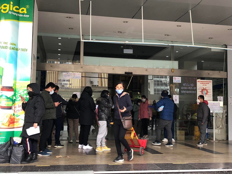 Ghi nhận tại cửa hàng thuốc số 138 Vũ Trọng Phụng (Thanh Xuân, Hà Nội) sáng ngày 23/2, rất nhiều khách hàng tới để hỏi mua kit test Covid-19 nhưng đành thất vọng ra về vì cửa hàng này thông báo 'đã hết hàng từ tối qua'. Ảnh: Dân trí